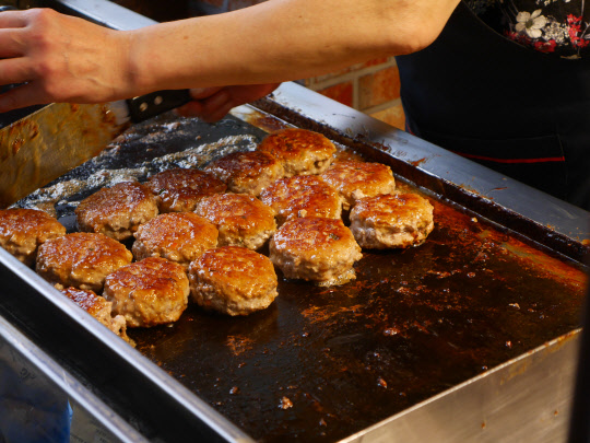 서울 양천구 목사랑시장의 '맛떡갈비'는 문을 연 지 1년도 채 되지 않아 동네의 떠오르는 '맛집'으로 유명해졌다. 한국간편결제진흥원 제공